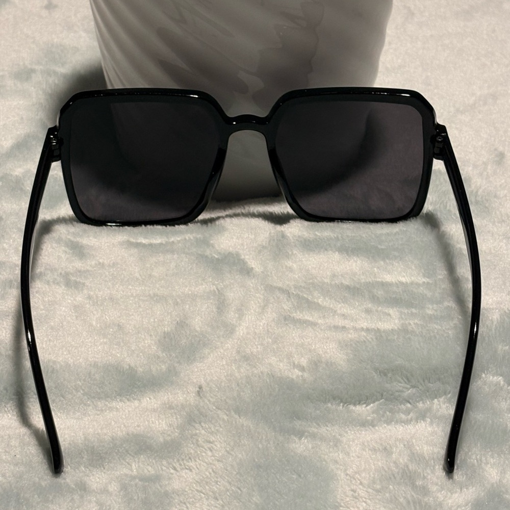 Stylish Black Square Sunglasses - Picture 3 of 4